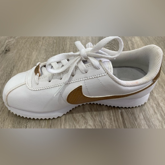 Nike: White and Gold Cortez Basic Junior Trainers- Size 4Y us - Picture 6 of 15